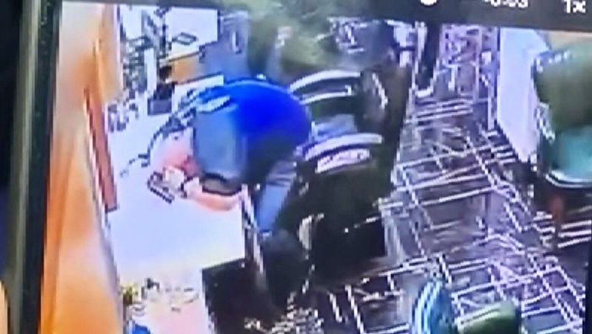 Babam kanserdi, hastanede yatıyordu. Hastaneye gitmeden önce bana ait olan otoparka gidip toplanan parayı almak istedim. İş yerime gittim. Arabamı park ettiğimde kardeşim Barış Kol’a ait arabayı gördüm. Oradaki Barış’ın adamları bana Barış’ın berberde olduğunu söyledi. Barış cezaevinden çıktıktan sonra sürekli olarak tüm aile üyelerine hakaret ve tehdit içerikli ve aile arasında huzursuzluk oluşturacak mesajlar atıyordu. 