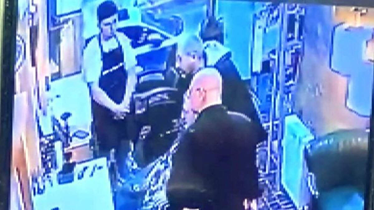 Samsun’da berber dükkanında kardeşi Barış Kol’u öldüren ağabey Ahmet Kol, poliste susma hakkını kullanarak ifade vermedi. Ahmet Kol’un savcılık ifadesi ortaya çıktı. Savcılık ifadesinde kendini savunan Ahmet Kol, "Kendisi ile daha öncesinde herhangi bir husumetim yoktu. 