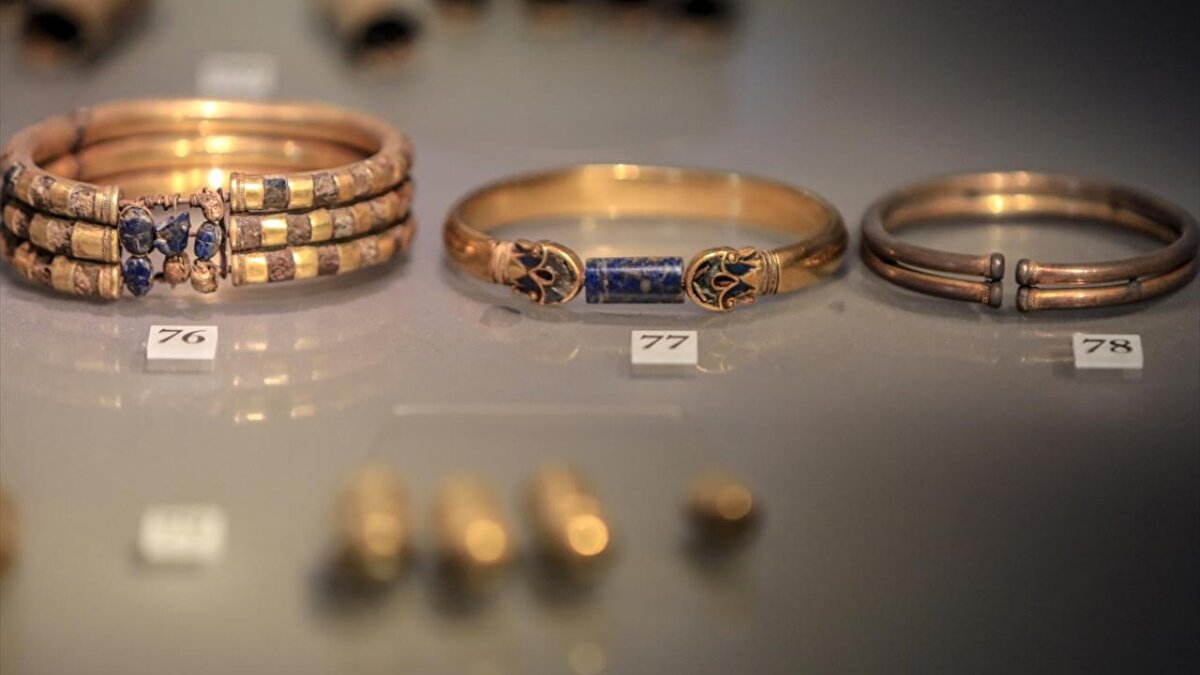 Nil Deltası’nın iklim koşullarına rağmen iyi korunmuş olan bu eşyalar, firavunun zenginliğini ve dönemin zanaatkârlık seviyesini gözler önüne seriyor.