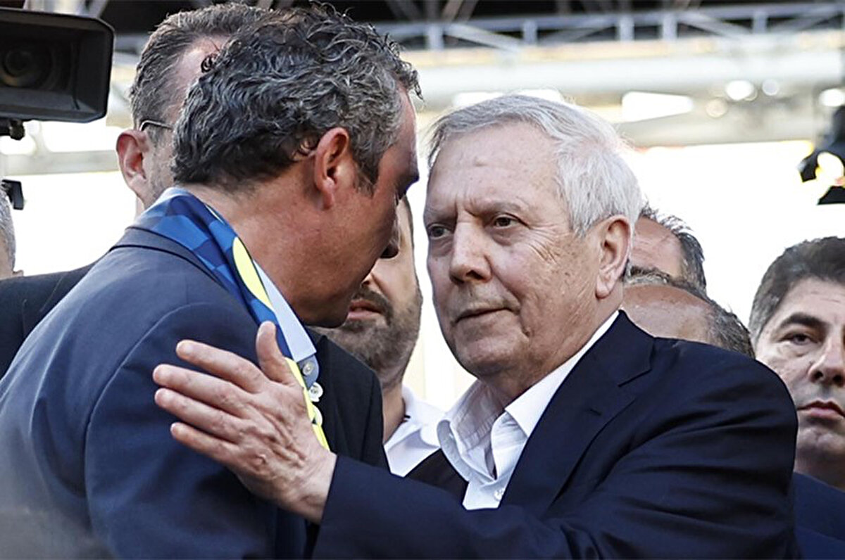 Daha üstündeki imza sayısı, camia desteğini kaybetmiş bir yönetimin devam etmesini de anlamsız kılar. Ama kimse bu kongrenin iki adaylı; Ali Koç- Aziz Yıldırım mücadelesi olacağını da düşünmüyor. Böyle bir durumda Sadettin Saran başta olmak üzere üçüncü dördüncü adaylar da ortaya çıkar."<br>