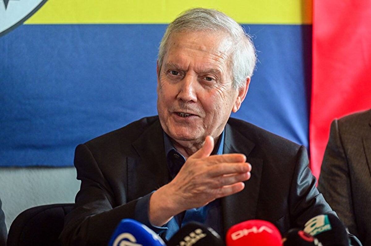 Öncelikle bu durum çok iyi oldu… Çünkü kapalı kapılar ardında yapılan dedikodular, Ali Koç-Aziz Yıldırım çekişmesindeki belirsizlik, iki tarafı da yıprattı. Aziz Başkan çok net bir şekilde, Fenerbahçe kongre üyelerinden "Garanti" istiyor. Çünkü ilk kongreyi 70'e 30, sonuncusunu da 60'a 40 kaybetti.<br>