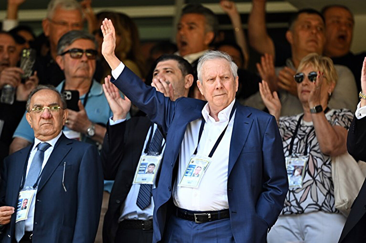 Eğer Fenerbahçe üyeleri Aziz Başkan'ın belirttiği 16 bin 465 imzayı bu kararlılıkla ortaya koyarlarsa daha seçim olmadan Aziz Yıldırım başkanlığını ilan eder. Çünkü şu an kongre için yeterlilik sayısı 11 bin... Zaten bu imza toplanırsa Ali Koç aday olmayacağını açıkladı."<br>