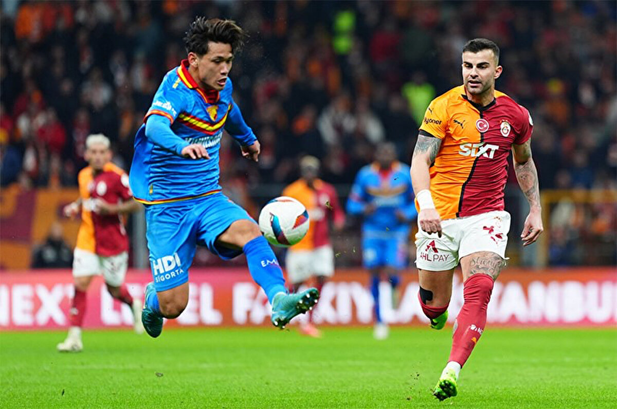 "Bu sene üstümüze çok gelindi. Sahaya odaklandık. En zor şampiyonluk buydu. Galatasaray'da çok farklı bir ortam var. Tesis, stadyum, taraftarlarımız çok bilinçli. Bu durum en üst performansını vermeni sağlıyor. İşin içinde bir tane bile çürük elma olsa etki eder. Nasıl 3 sene bitirdim burada anlamadım. Zaman su gibi akıp gidiyor."<br>