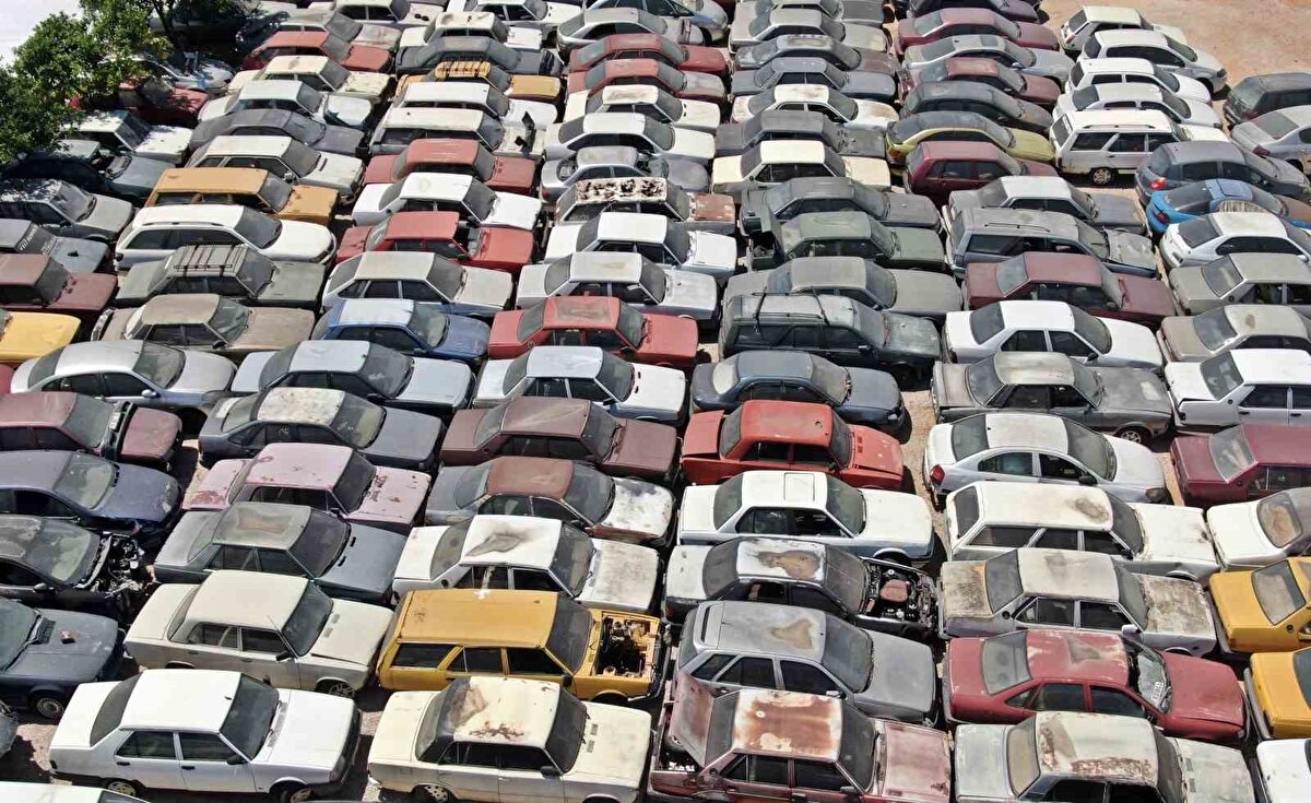 Antalya’da çeşitli nedenlerle haciz yoluyla bağlanan ve yediemin otoparklarına çekilen binlerce araç, yıllardır terk edilmiş durumda. Kent merkezinde açık alanlarda bekletilen otomobil ve motosikletlerin büyük bölümünde çürüme başladı.