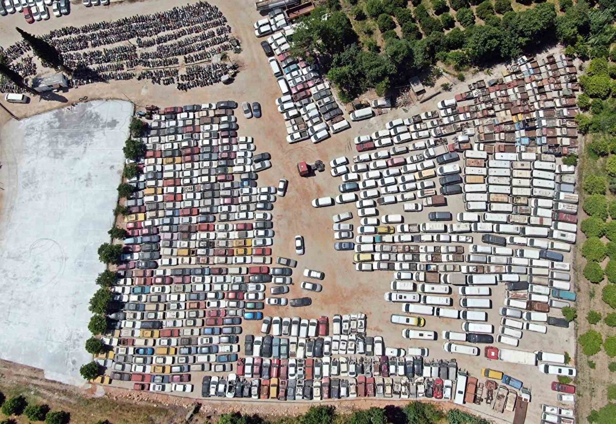 "2 yılda 30 araç satıldı"<br>Araçların tasfiyesi için kanunun 2 yıl önce çıktığını hatırlatan Topçu, "Sadece 30 araç satıldı" diyerek, satış işlemlerinin hızlandırılması için gerekli işlemlerin hızlandırılması gerektiğini vurguladı.