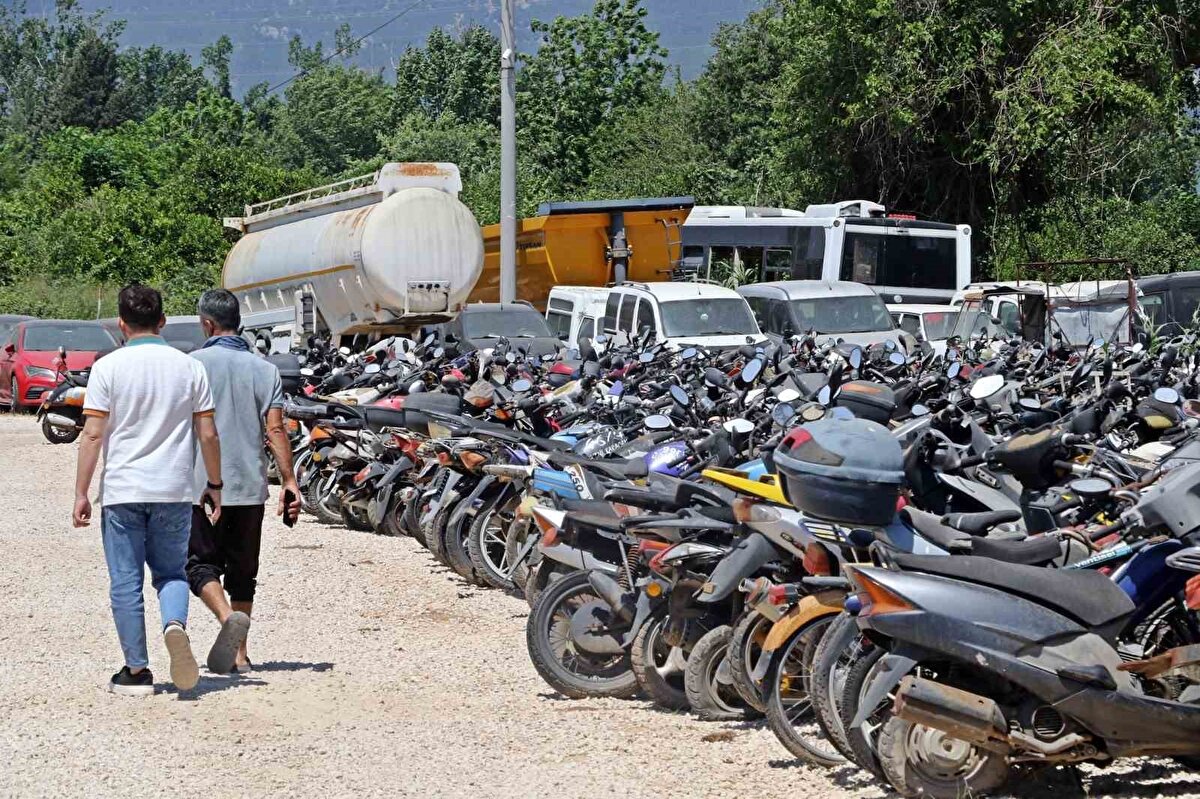 Antalya’da çeşitli nedenlerle haciz yoluyla bağlanan ve yediemin otoparklarına çekilen binlerce araç, yıllardır terk edilmiş durumda. Kent merkezinde açık alanlarda bekletilen otomobil ve motosikletlerin büyük bölümünde çürüme başladı.