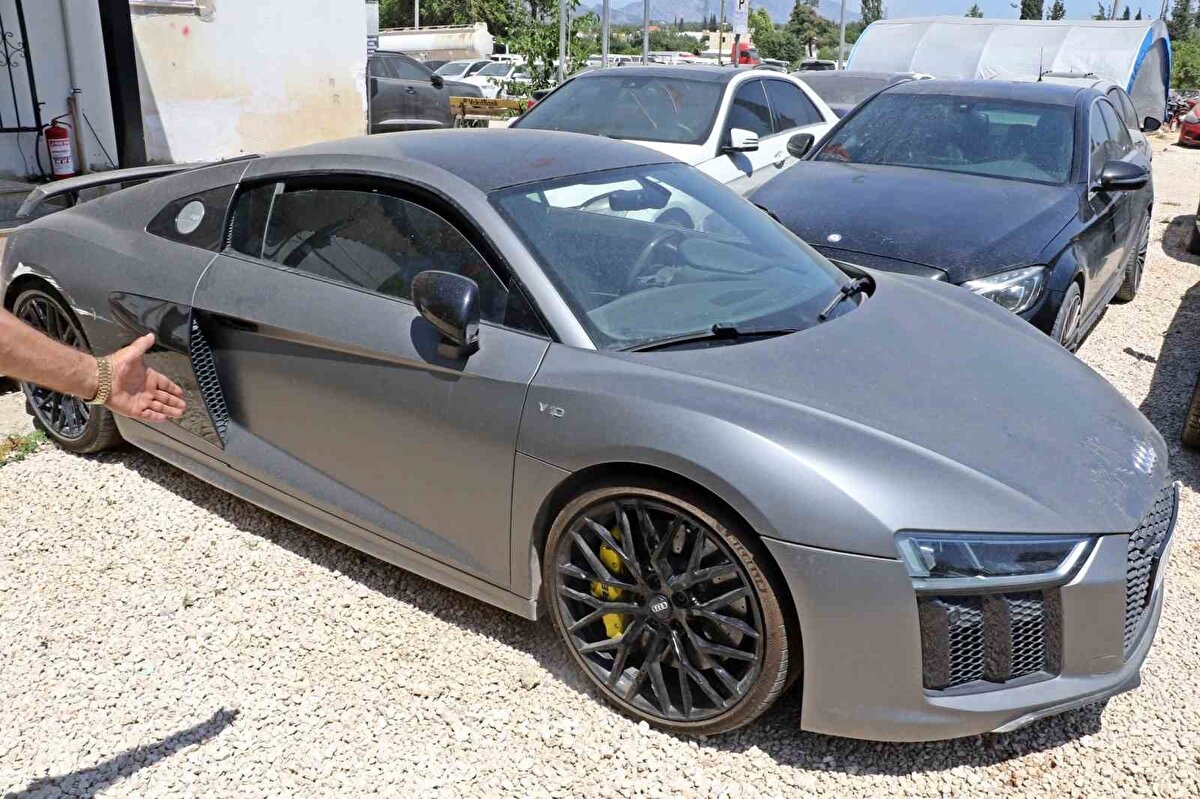 Yediemin otoparklarında yazın aşırı sıcaklara, kışın ise yoğun yağışlara maruz kalan araçlar hem ekonomik değer kaybı yaşıyor hem de araç sahipleri artan otopark ve dava masrafları nedeniyle mağdur oluyor.