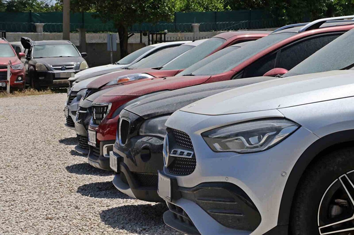 "28-30 milyon lira değerinde araç var"<br>Antalya’daki üç ayrı otoparklarında yaklaşık 2 bin 500 aracın beklediğini aktaran Topçu, "Bu araçlar arasında yüksek piyasa değerine sahip lüks araçların da yer aldığını belirtti. Topçu, gümrük ihlalinden dolayı gelen, piyasa değeri 28-30 milyon lira arasında olan araç var. Buna benzer lüks başka araçlar da var. Sahipleri almazsa gümrük satış işlemi yapılacak ama bunun ne zaman olacağı belli değil" ifadelerine yer verdi.