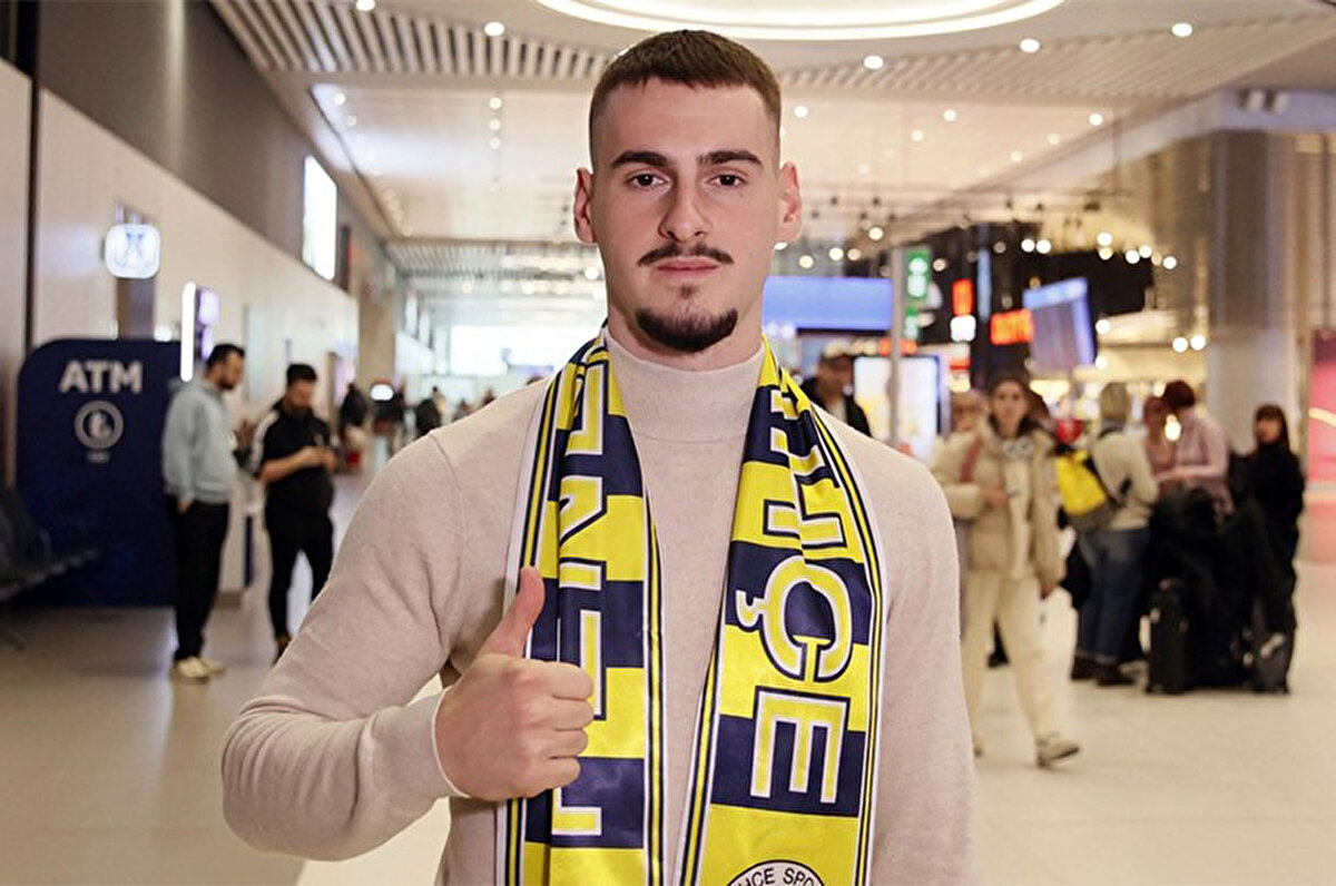 Ara transfer döneminde Fenerbahçe, Kızılyıldız'dan Mimovic'i 6.7 milyon euro karşılığında renklerine bağlamıştı.<br>