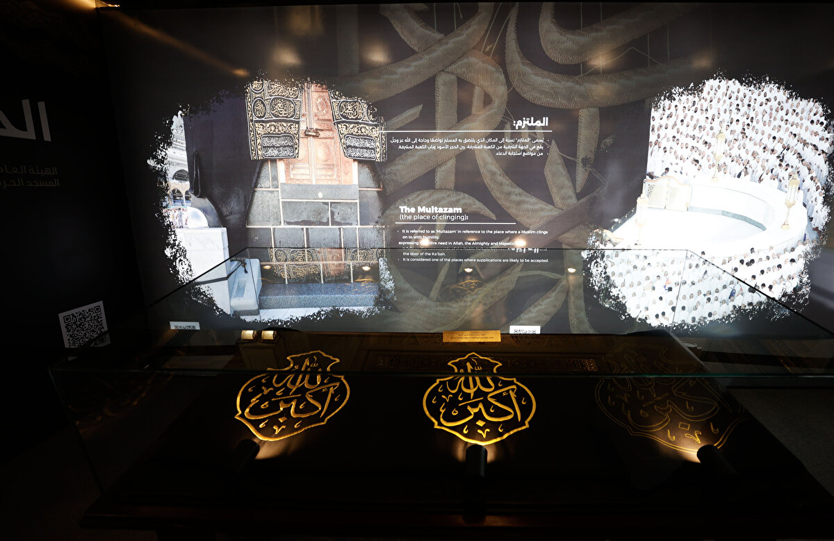 Kâbe ziyaretlerini sürdüren hacı adayları, dinî vazifeleri yerine getirirken bir yandan da hayranlık duydukları Kâbe hakkında birçok bilgiye ulaştıkları sergiyi ziyaret ediyor.