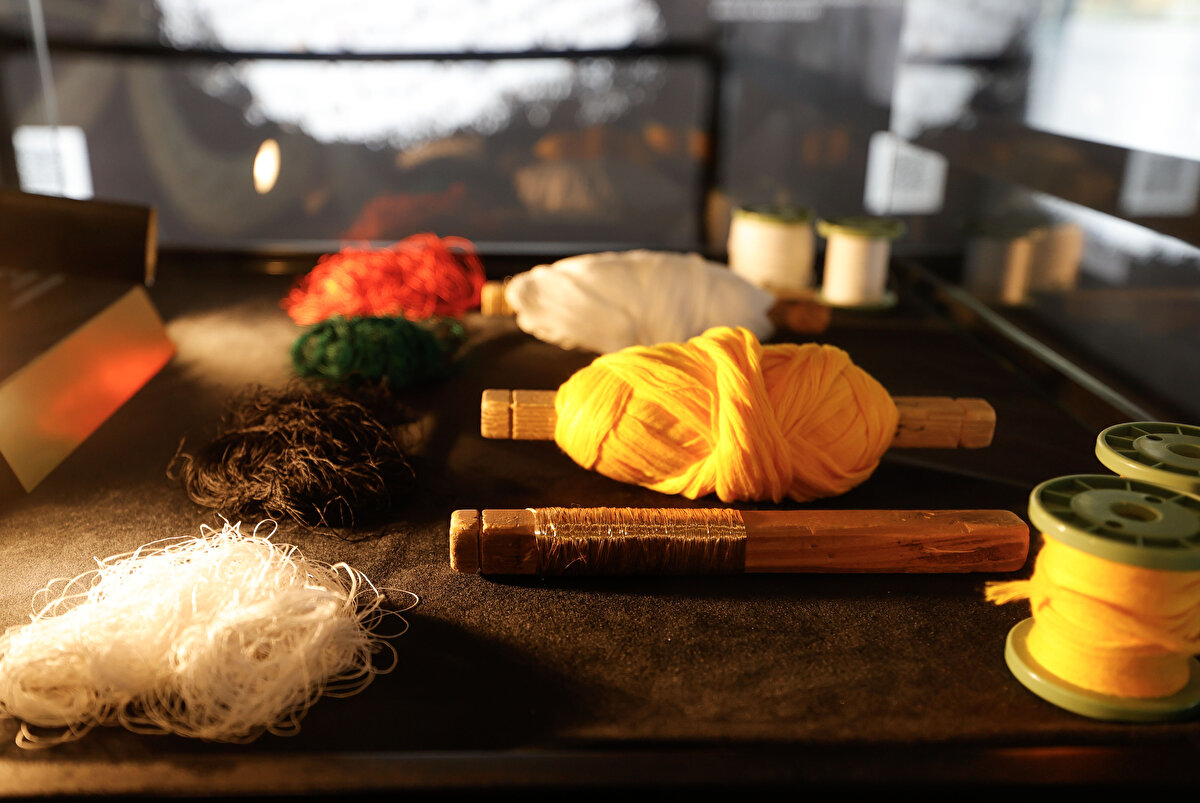 Sergide, Kâbe örtüleri, örtülerin dikiminde kullanılan altın ve gümüş ipler, Kâbe örtüsünü sabitlemek için kullanılan halkalar ve Hacerü'l-Esved'e sürülen kokular sergileniyor.