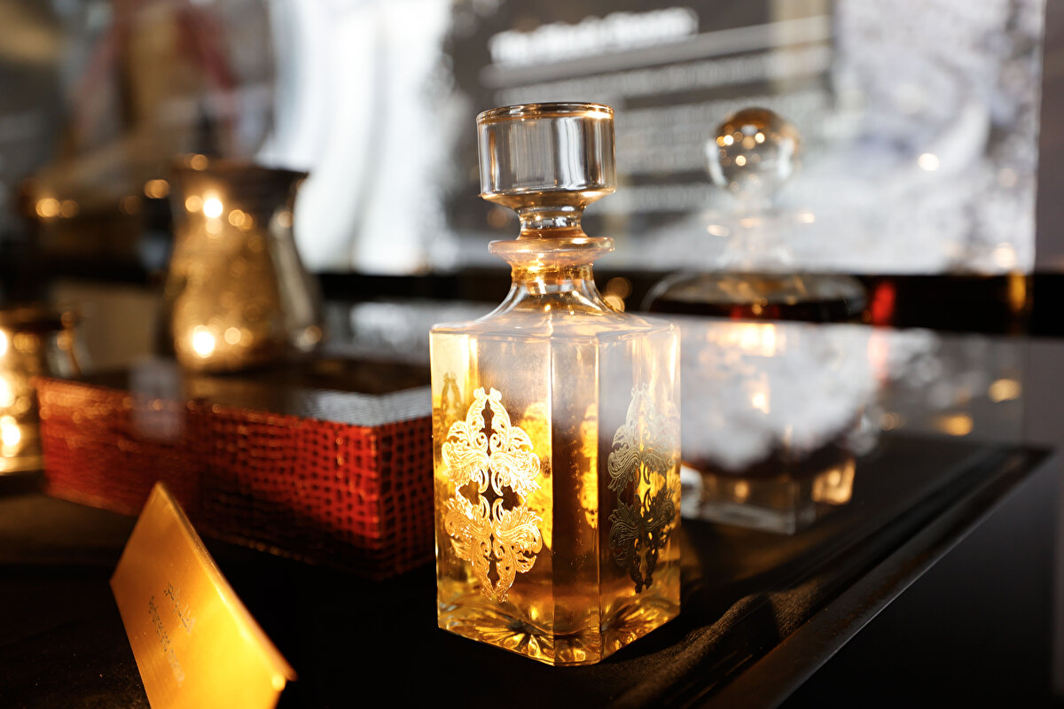 Bu yıl, Kâbe'nin aşamalarına ve nasıl inşa edildiğine odaklanan sergide, Hz. İbrahim'den Kral Fahd'a kadar Kutsal Cami'ye hizmet etme çabaları yansıtıldı.