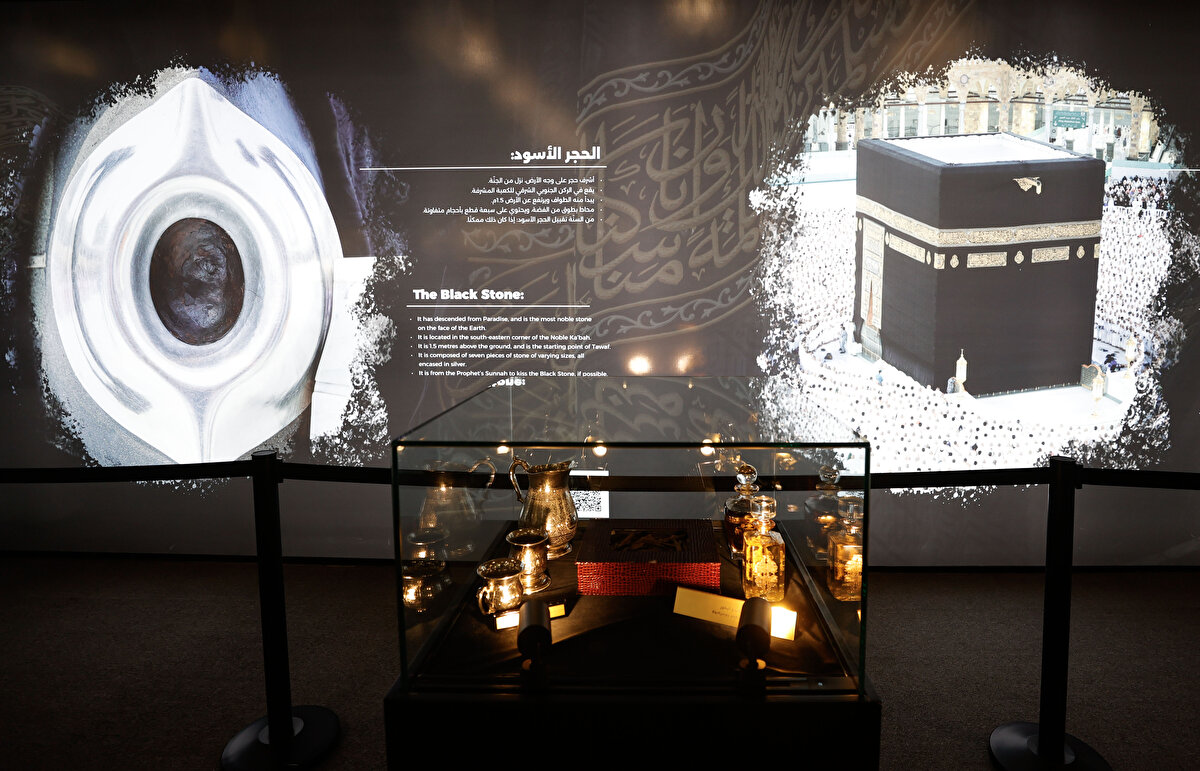 Dünyanın çeşitli ülkelerinden gelen hacı adayları ziyaret ettikleri sergide, Kâbe ile ilgili merak ettikleri konuları yetkililerden öğreniyor.