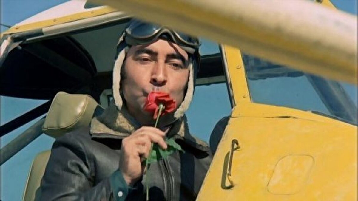 Şener Şen – Adana<br><br>1941 Adana doğumlu Şener Şen, özellikle 1980’li yılların kült komedi filmlerinde unutulmaz performanslara imza atmıştır.