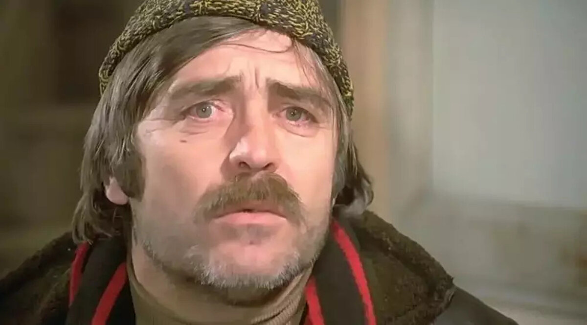 İhsan Yüce – Elazığ<br><br>1929’da Elazığ’da doğdu. Oyunculuğun yanı sıra yönetmenlik ve senaristlik de yaptı. “Ekmek, Şarap, Sen ve Ben” şiiriyle de tanınır.