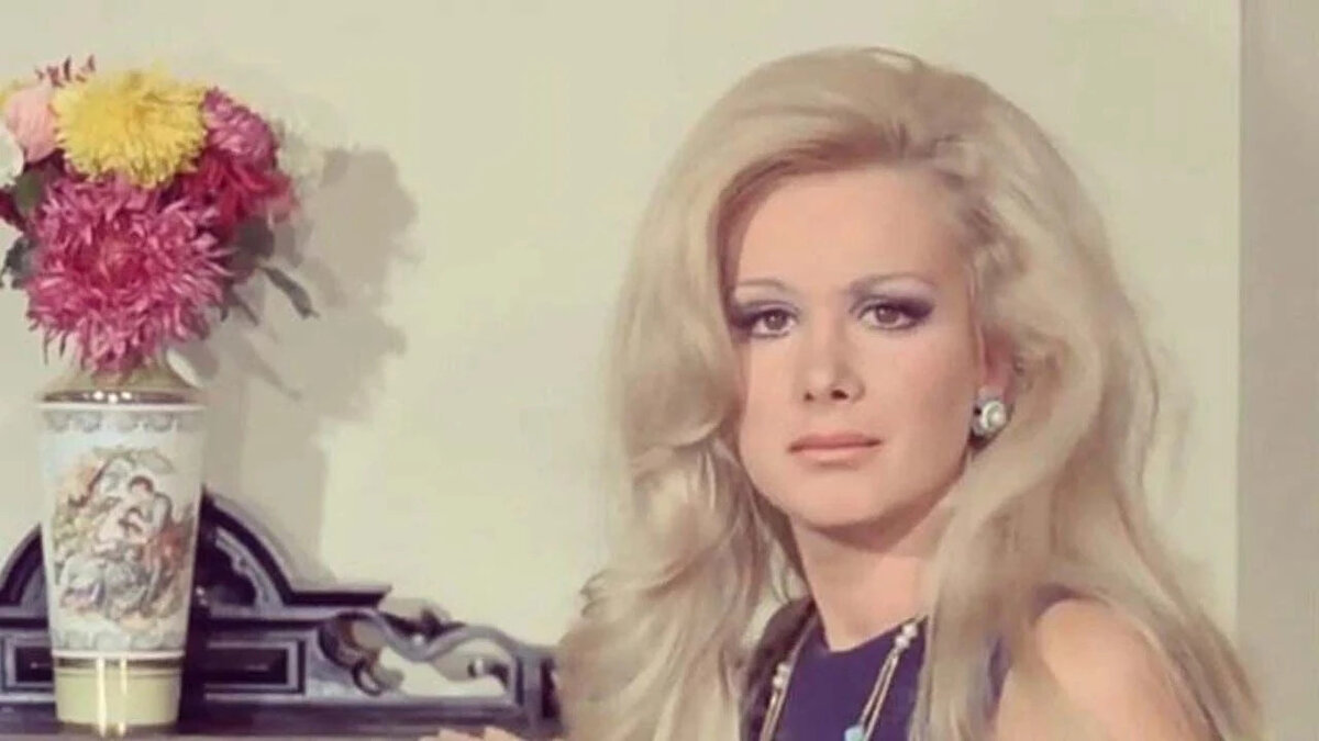 Filiz Akın – Ankara<br><br>1943 Ankara doğumlu olan Filiz Akın, “Yeşilçam’ın Dört Yapraklı Yoncası” arasında yer alır. Zarafeti ve oyunculuğuyla ön plana çıkmıştır.