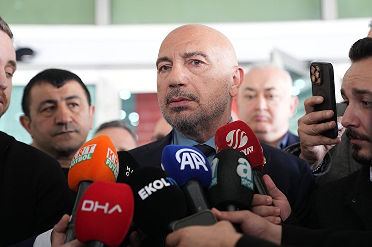 Ben herkesle konuşurum Fenerbahçe için. Fikirlerimi söylerim, beni birisi çağırdı diye onun dediğini yapacaksın diye bir şey yok. Ben herkesle konuşur anlatırım yanlışlarını, doğrularını."<br>