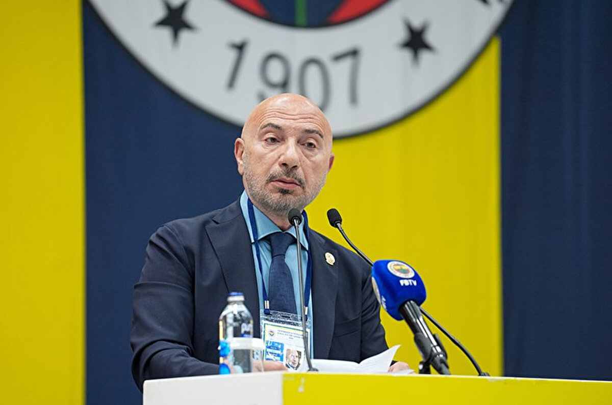 Fenerbahçe'de başkan Ali Koç, taraftar gruplarının organize ettiği yürüyüşle protesto edildi. Koç'un istifaya çağrıldığı yürüyüşte sarı-lacivertlilerin başkan adayı Hakan Bilal Kutlualp de yer aldı. Burada Sabah'a açıklamalarda bulunan Kutlualp, Aziz Yıldırım'ın seçime girmesi durumunda adaylıktan çekilip çekilmeyeceğine ilişkin soruya net cevap verdi. Kutlualp şunları söyledi:<br>