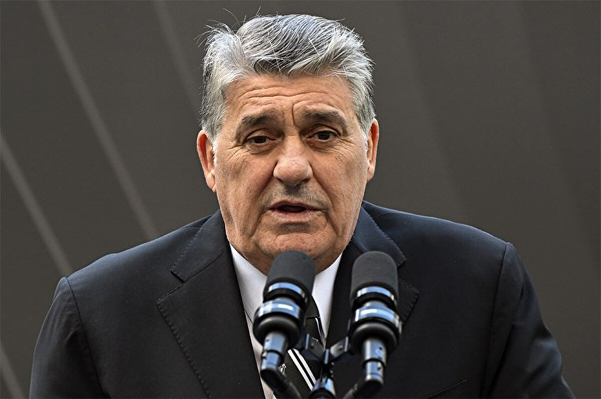 "Üç iyi transferi kampa yetiştirmeyi planlıyoruz. Öncelikli mevkilerimiz Santrfor, sol kanat ve orta saha. Bu 3 bölgeye yapacağımız transferler tartışmasız, net ve direkt ilk 11’e isimler olacak.<br>