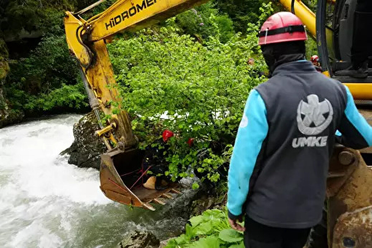 Debisi yüksek derede çocuğunun akıntıya kapıldığını gören baba Abdülgani Ramzi Alshaikh de dereye atladı. Çocuğunu kurtaramayıp telefon sinyalinin çekmediği bölgeden koşarak yola çıkan baba Alshaikh, bu sırada rastladığı Uzungöl esnafından yardım istedi. İhbarla bölgeye sağlık, AFAD, AKUT, UMKE, jandarma ve itfaiye ekipleri sevk edildi.