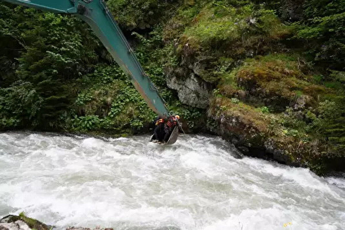Bölgede arama çalışmaları başlatıldı. 100 kişilik ekip, bugün de devam eden çalışmalarda derede dalışlar yaptı, dere yatağında ve taşlar arasında kepçelerle ve demir çubuklarla kontroller yapıldı.