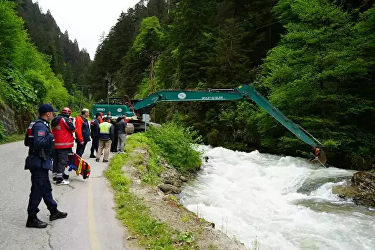 "Haldizen Deresi'ne düşerek kaybolan Suudi Arabistan uyruklu çocuk, yürütülen yoğun arama kurtarma çalışmaları neticesinde akıntıya kapıldığı yerden yaklaşık 2 bin 200 metre aşağıda bulunmuştur. Yaşanan elim olayın ardından Trabzon Valimiz Sayın Aziz Yıldırım, Suudi Arabistan Krallığı Ankara Büyükelçiliği ile irtibata geçerek hem büyükelçiliği bilgilendirmiş hem de acılı aileye taziye dileklerini iletmiştir. Olayla ilgili gerekli hukuki süreç başlatılmıştır. Evladını kaybeden aileye sabır ve başsağlığı, olayda görev alan tüm ekiplerimize ise özverili çalışmalarından dolayı teşekkür ederiz."