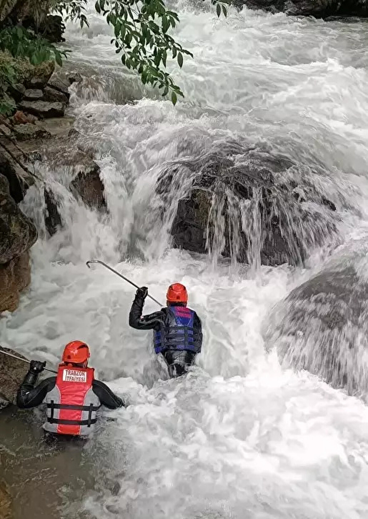 İş makinesiyle kaldırılan taşın arasından dalgıç ekiplerinin çıkardığı Faisal Ramzi Alshaikh'un cesedi, savcılık incelemesi sonrası otopsi için Adli Tıp Kurumu morguna kaldırıldı.