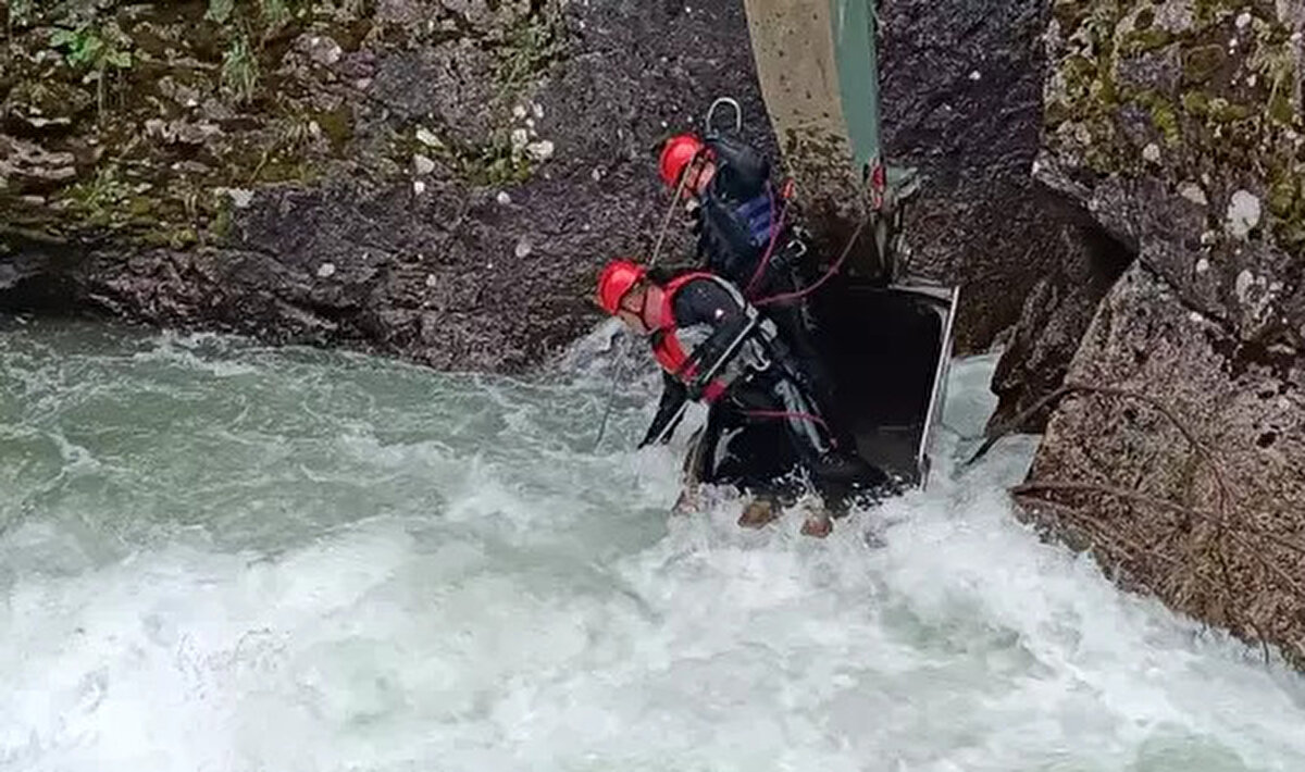 2,2 kilometre sürüklenmiş<br><br>AFAD ile Trabzon Büyükşehir Belediyesi İtfaiye Dairesi Başkanlığı Su Altı ve Su Üstü Arama Kurtarma ekiplerinin çalışmaları sonucu, bugün öğle saatlerinde suya düştüğü noktanın 2,2 kilometre altında dere içinde sıkıştığı taş arasında Faisal Ramzi Alshaikh'un cansız bedenine ulaşıldı