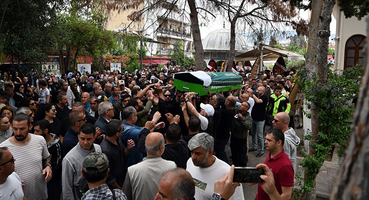 Öğle vakti kılınan cenaze namazı sonrası Gülen'in cenazesi, Adalızade Mezarlığı'na defnedildi.