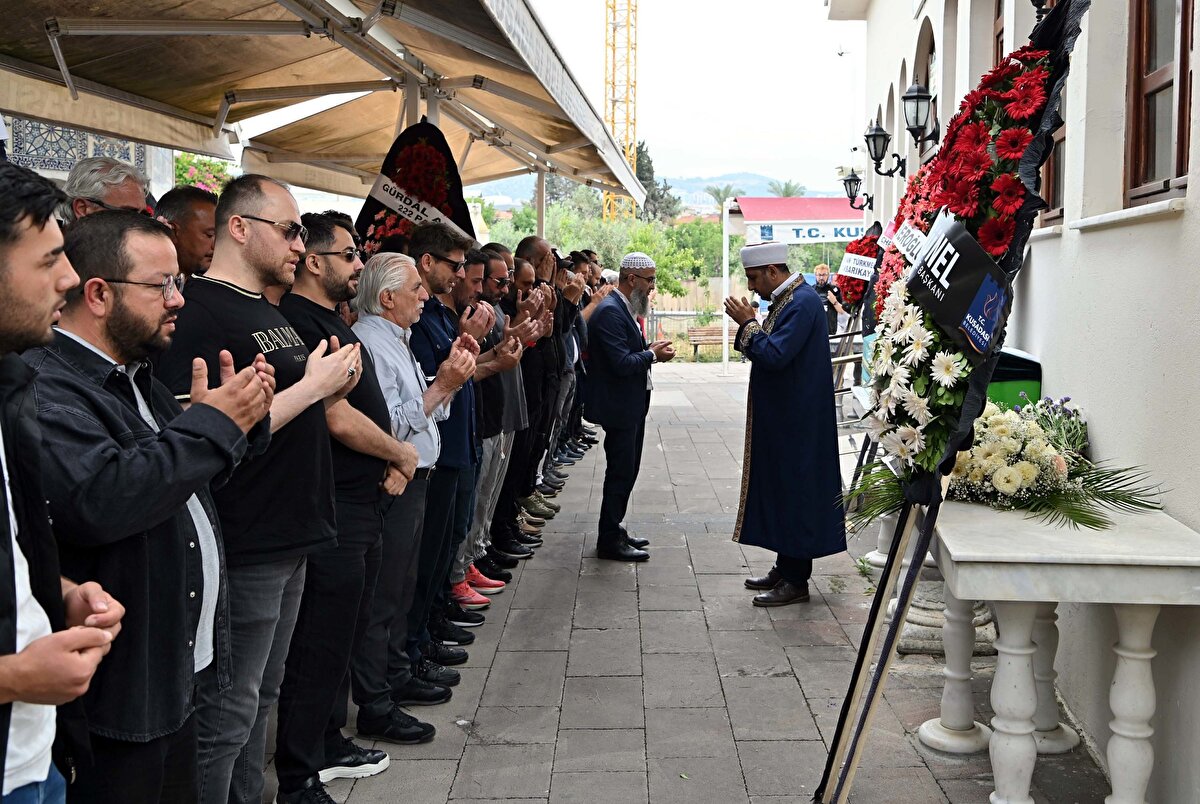 Törene yakınlarının yanı sıra Kuşadası Belediye Başkanı Ömer Günel ve sevenleri katıldı.