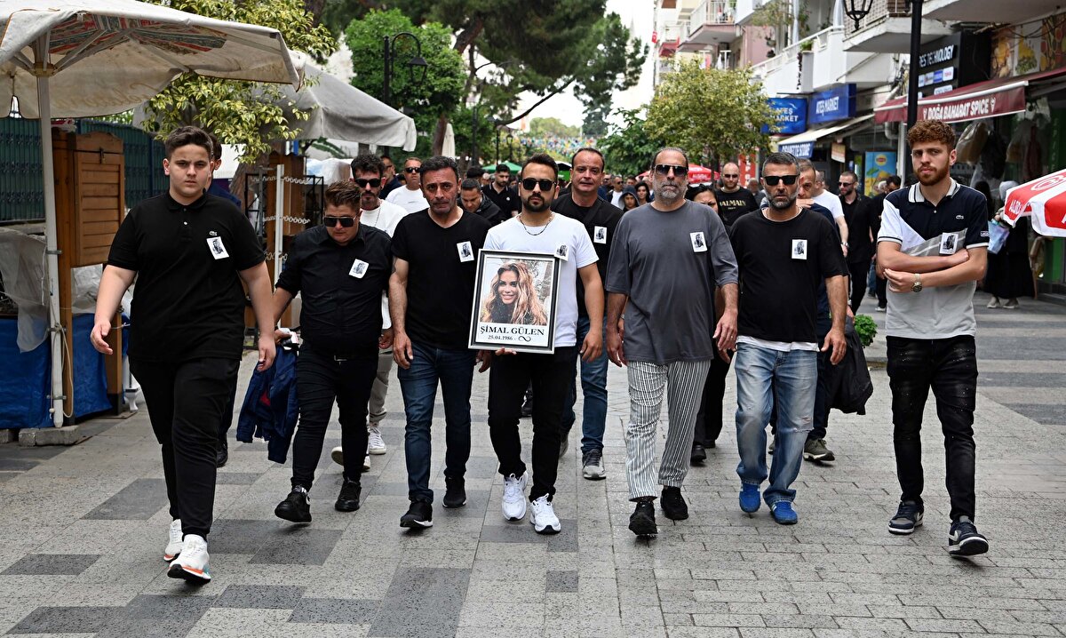 Törende annesi Sema ve babası Nihat Gülen ile eşi Necati Arıcı ve yakınları taziyeleri kabul etti.