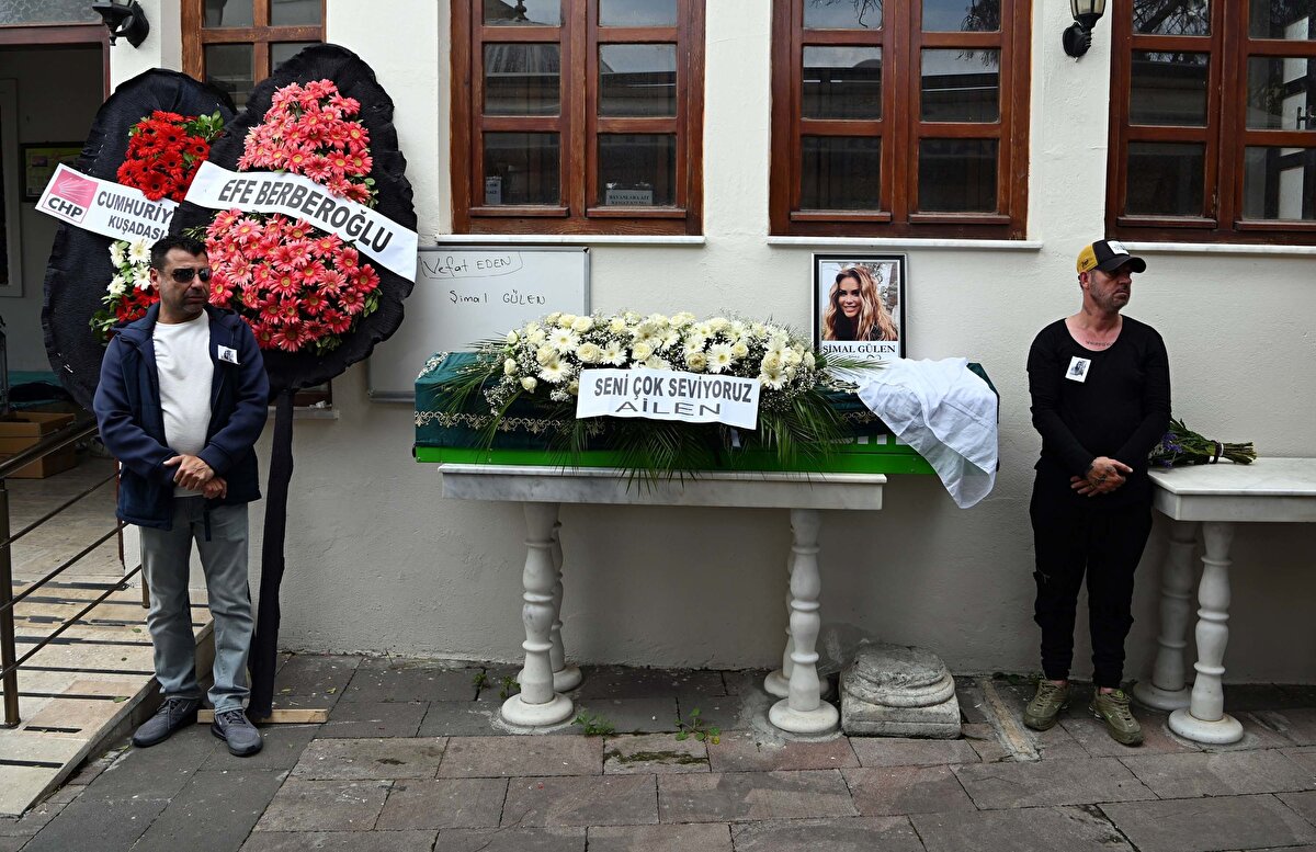 "Eşim Şimal Gülen hakkı rahmetine kavuşmuştur. Cenazesi, Kuşadası'nda defnedilecektir. Helallik için yer bilgisi verilecektir" açıklamasını yapmıştı.