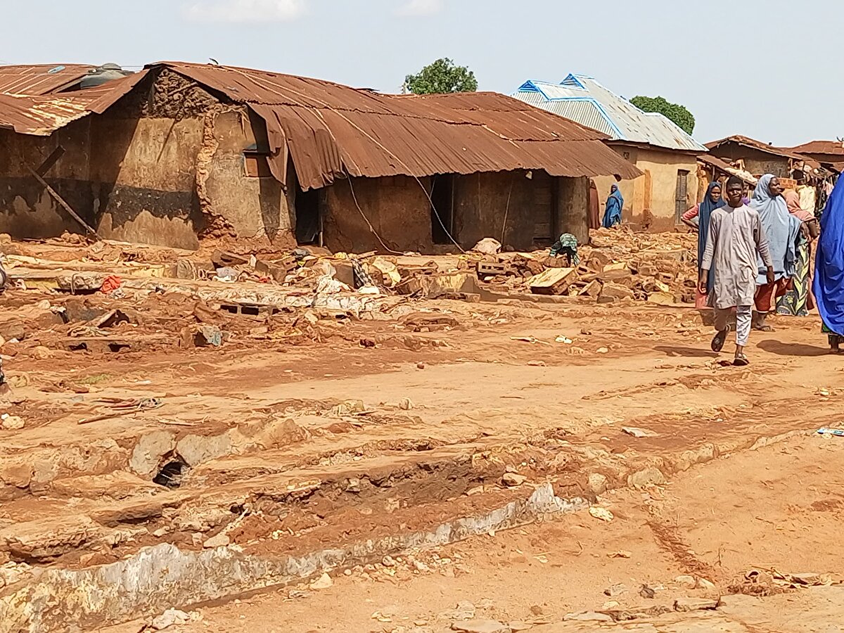 Nijerya Eyalet Acil Durum Yönetim Ajansı (SEMA) Niger Eyaleti Genel Müdürü İbrahim Hussaini, gazetecilere yaptığı açıklamada, eyaletin Mokowa bölgesinde aşırı yağışların neden olduğu sellerde 3 bin 18 kişinin yerinden olduğunu belirtti.