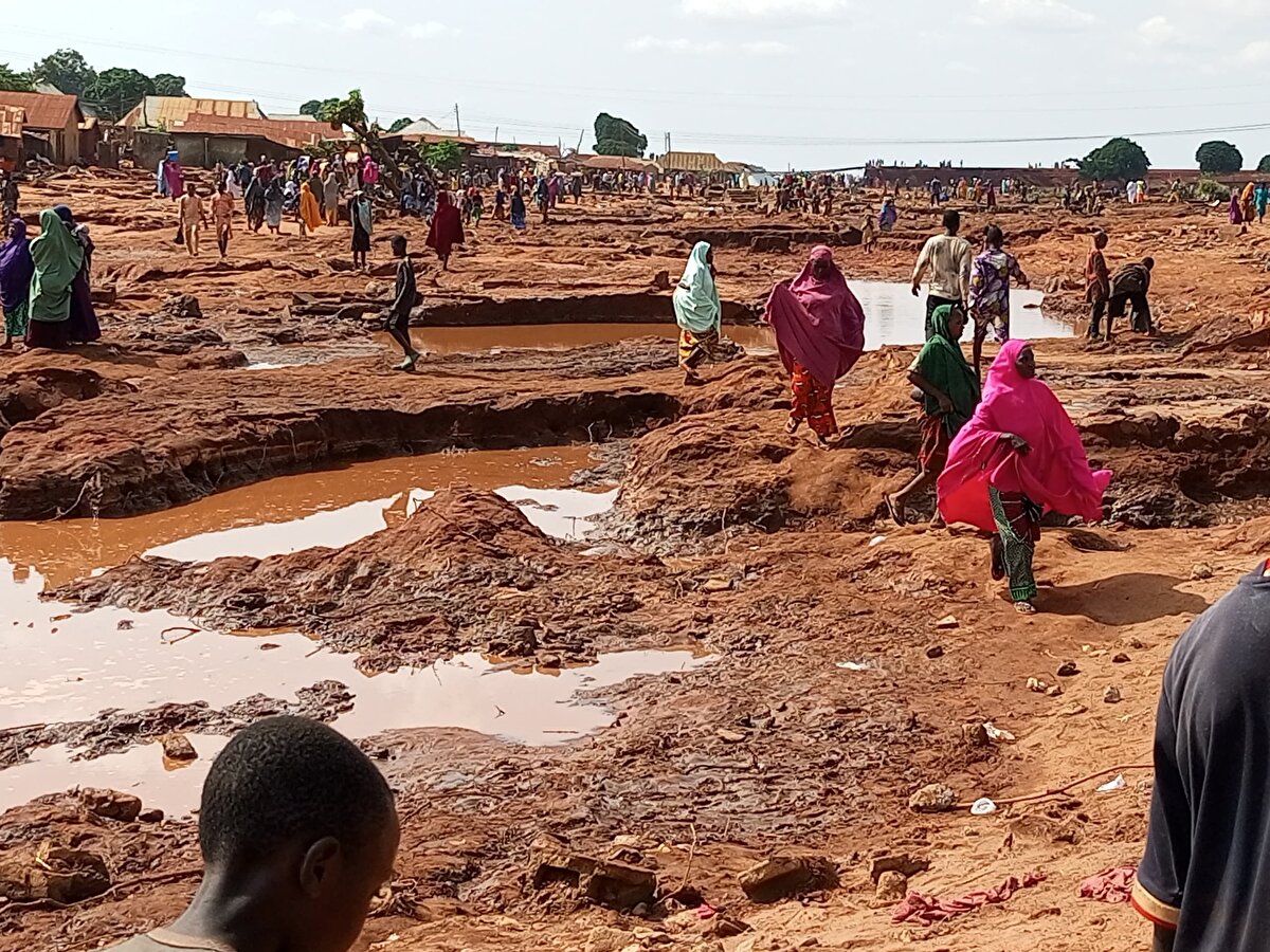 Öte yandan Nijerya Devlet Başkanı Bola Ahmed Tinubu, Ulusal Acil Durum Yönetim Ajansı (NEMA) ve güvenlik birimlerine selden etkilenen bölgelerde yapılan kurtarma ve yardım operasyonlarını yoğunlaştırma talimatı verdi.