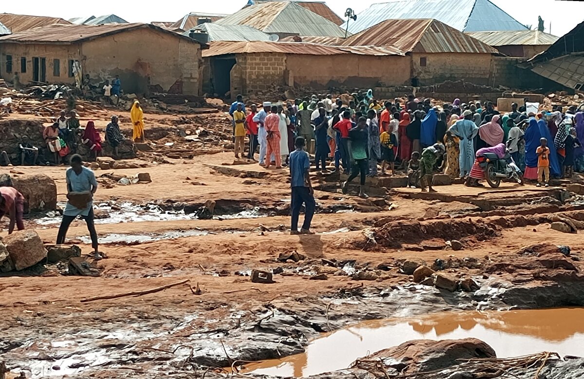 Nijerya Su Bakanlığı, ülkenin bazı bölgeleri için şiddetli yağış ve sel uyarısında bulunmuştu.<br><br>Nijerya hükümeti, geçen yıl şiddetli yağışların yol açtığı sellerde 1235 kişinin hayatını kaybettiğini, 1,2 milyondan fazla kişinin yerinden olduğunu açıklamıştı.