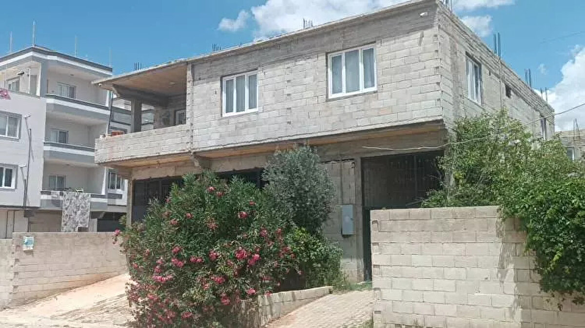 İddiaya göre, evinde 3 çocuğu ile yaşayan ve bir okulda temizlik görevlisi olarak çalıştığı öğrenilen Asiye Baytap (25), sabah saatlerinde yakınları tarafından evde hareketsiz halde bulundu.<br><br>