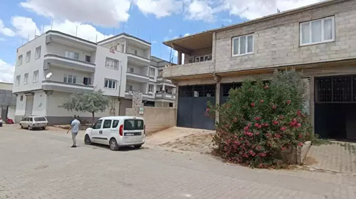 ANNE, BABA VE İKİ KARDEŞ GÖZLATINA ALINDI  <br><br>Soruşturmanın ardından maktulün katil zanlısı olarak anne Tülay S. ve baba Ümmet S. ile kardeşleri M.S. ve S.S. gözaltına alındı.