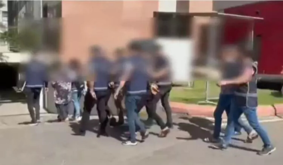 Gözaltında cinayet büro amirliği ekiplerince çapraz sorguya alınan aile üyeleri, cinayeti yaşanan aile içi kavga sonrası işlediklerini itiraf etti.