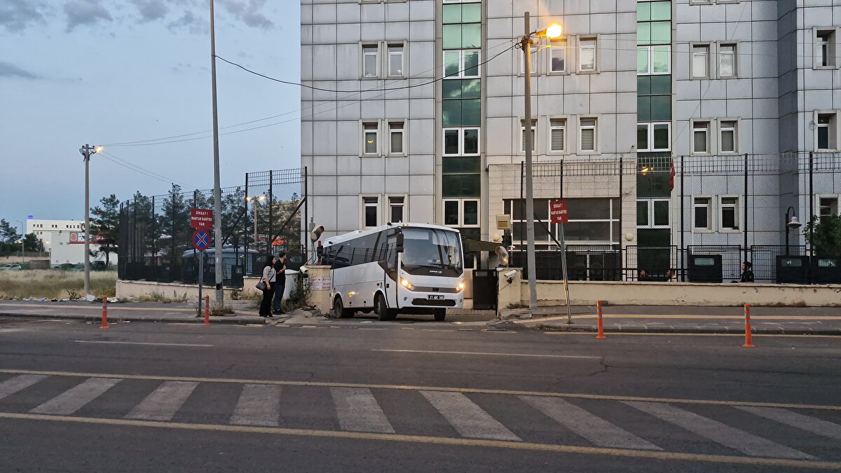 Davada karar açıklandı<br><br>Mahkeme verdiği aranın ardından, "suçluyu kayırma" suçundan yargılanan 15 kişiden tutuklu sanıklardan Birsen, Fuat ve Maşallah Güran hakkında 3 yıl 6 ay hapis cezası ile "Suçun sabit olduğu kanaatine varılmış olması, sanıkların soruşturma ve kovuşturma aşamasında tutuklulukta geçirdiği süre ve üzerine atılı eylemin cezasının niteliği, hükmedilen ceza miktarı göz önüne alındığında tutuklamanın bu aşamada ölçülü olduğu ve bu kapsamda adli kontrolün yetersiz olacağı kanaatine varılmış olması" gerekçesiyle hükmen tutukluluk hallerinin devamını kararlaştırdı.
