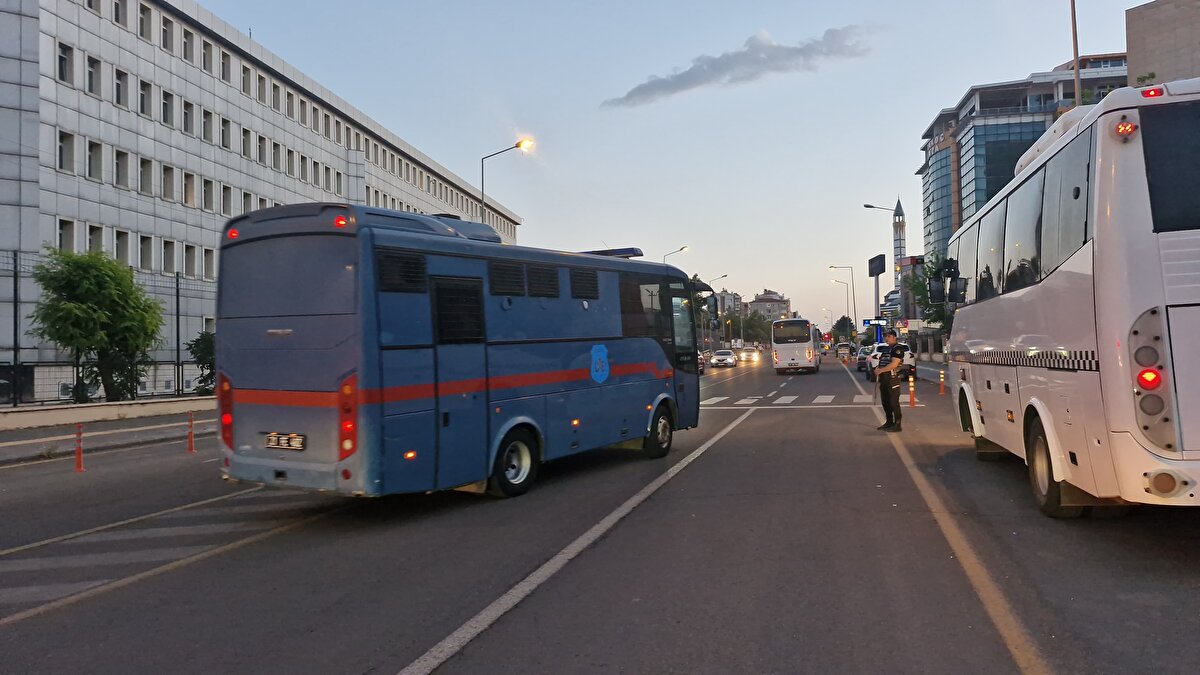 Duruşmada, Aile ve Sosyal Hizmetler Bakanlığı ile Saadet Öğretmen Çocuk İstismarı ile Mücadele Derneğinin (UCİM) avukatları da yer aldı.<br><br>Duruşma, cumhuriyet savcısının esas hakkında hazırladığı mütalaayı okumasıyla başladı.<br><br>Mütalaaya ilişkin 6'sı tutuklu 12 sanık ile suça sürüklenen 3 çocuk savunma yaptı.<br><br>Sanıklar ile suça sürüklenen 3 çocuğun bazı avukatlarının da savunma yaptığı duruşmaya bir süre ara verildi.<br><br>Aranın ardından tekrar başlayan duruşmada sanıklar ile suça sürüklenen 3 çocuğun diğer avukatları da savunma yaptı.