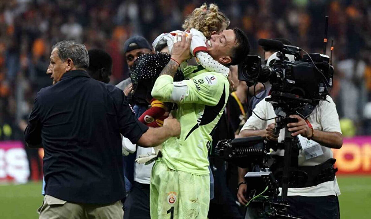 Mertens ve Muslera'nın da Galatasaray'a veda maçı olan mücadelede taraftarlar duygusal anlar yaşadı