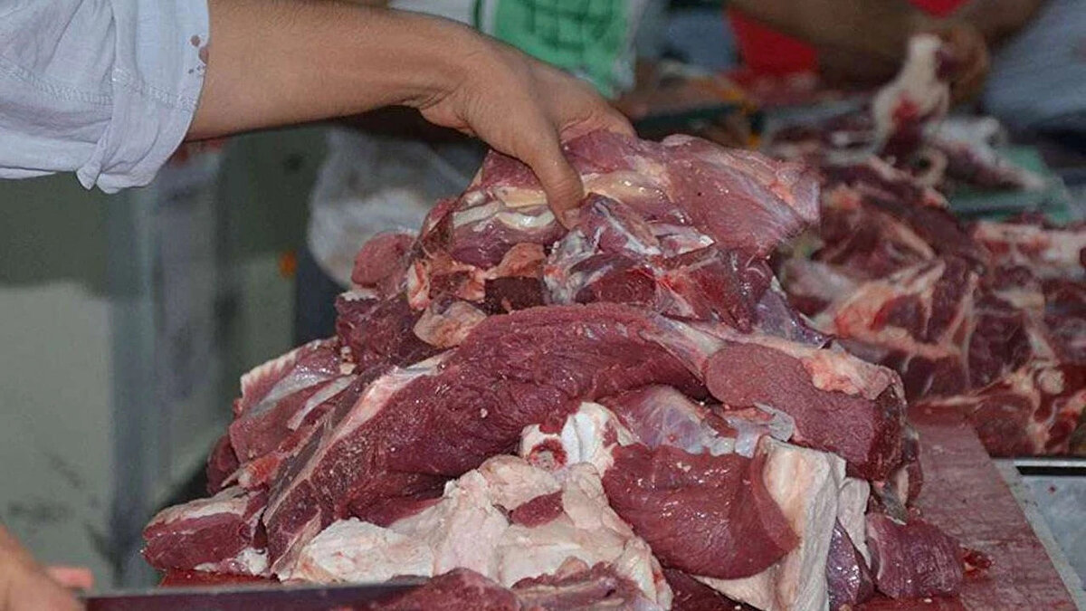 "Hayvan sağlıklı görünse bile taşıyıcı olabilir"<br><br>Çiğ etlerde bulunan bakterilerin genellikle koku ya da görüntüyle fark edilemediğini belirten Reha Azizoğlu, tüketicilere güvenilir ve bilinen kasap ya da marketlerden alışveriş yapmaları, et ürünlerini diğer gıdalardan ayrı saklamaları ve pişirme sürecine özen göstermeleri gerektiğini hatırlattı. Azizoğlu, "Hayvan sağlıklı görünse bile taşıyıcı olabilir. Bu yüzden tüm aşamalarda hijyen kurallarına uymak şart" diye konuştu.