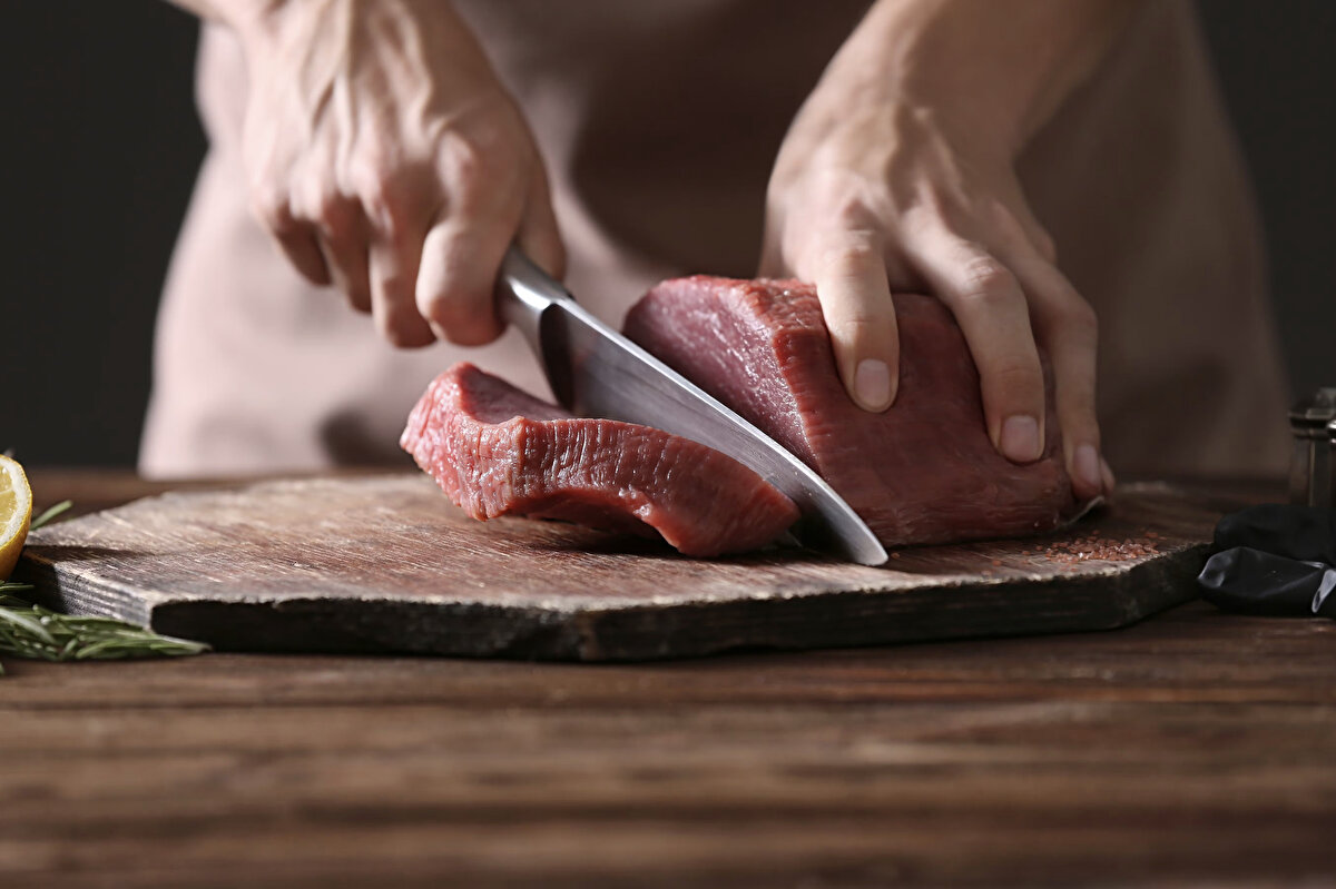 Kurban Bayramı öncesinde salmonella bakterisine ilişkin uyarıda bulunan Akdeniz Üniversitesi Gıda Mühendisliği Bölümü'nden Dr. Öğr. Üyesi Reha Azizoğlu, bu bakterinin yol açtığı enfeksiyonun genellikle dış kaynaklı bulaşlardan kaynaklandığını söyledi. Kurban kesim işlemlerinin Tarım ve Orman Bakanlığı tarafından belirlenen alanlarda, veteriner hekim gözetiminde yapılması gerektiğini hatırlatan Azizoğlu, "Kesimde kullanılan ekipmanlar mutlaka dezenfekte edilmeli. Etler eve geldiğinde çapraz bulaşı önlemek için ayrı ekipmanlarla temas etmeli" diye konuştu.