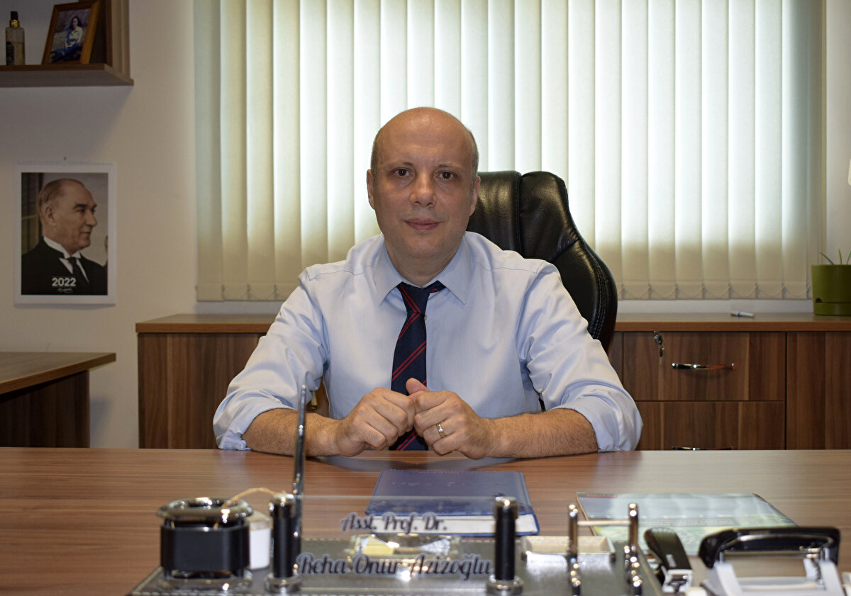 "İyi pişirme ile etkisiz hale gelir"<br><br>Etlerin yüksek sıcaklıkta pişirilmesinin salmonella bakterisini yok ettiğini belirten Azizoğlu, "Patojenik mikroorganizmalar ancak iyi pişirme ile etkisiz hale gelir. Etlerin dışının yanı sıra içinin de tam olarak piştiğinden emin olunmalı" dedi. Salmonella bakterisinin neden olduğu enfeksiyonunun belirtilerine değinen Azizoğlu, "İshal, mide bulantısı, kusma, karın ağrısı ve ateş gibi şikayetler görülebilir. Sağlıklı bireylerde genellikle hafif atlatılır, ancak bebekler, yaşlılar, hamileler ve bağışıklığı düşük bireylerde ciddi tablolara neden olabilir" diye konuştu.