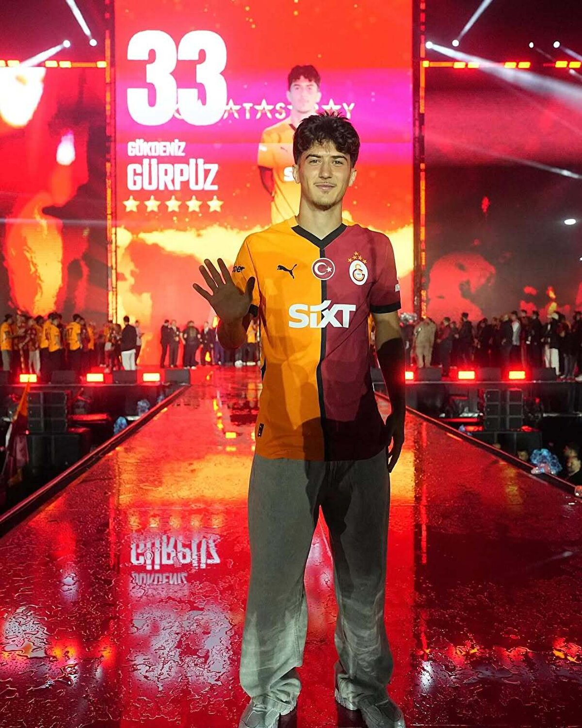 Gökdeniz Gürpüz<br><br>Fark Atıyor