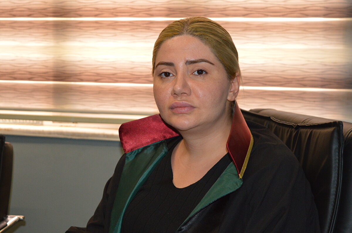 "Son bir haftada benzer 7 dosya geldi"<br><br>Ailenin avukatı Gurbet Bilbay, kentte son bir haftada kendisine buna benzer 7 dosya geldiğini belirterek, “Yardım etme bahanesiyle hesapları kiralayıp, çok büyük paralar kaldırıyorlar. Hesabını kiraya verenler cezaevinde, asıl suçlular olan bu işi örgütleyip paraları yiyenler ise dışarıda. Mardin küçük bir yer olduğu halde çok sayıda kişi yakalandı. Asıl suçlular da yurt dışına kaçış planı yapıyor. Bu mağdur aileler ne yapsın? Bir yemek veya çok cüzi bir para karşılığı hesaplarını kiralayanlar içeride. Bununla ilgili Yargıtay kararı bekliyoruz. Lütfen hesabını kiralayanlara büyük cezalar verilmesin. Bu hesapları kiralayan, organize ve kontrol eden asıl örgüt başlarının tutuklanmasını istiyoruz” dedi.