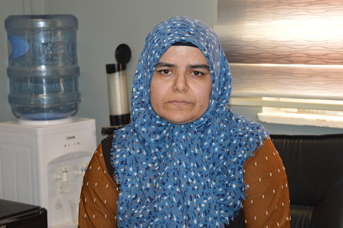 1 aydır oğlum içeride<br><br>Ömer Marık’ın annesi Şükran, oğlunun 1 aydır cezaevinde olduğunu ve mağdur olduklarını belirterek, “28 Nisan’da polisler kapıya geldi ve ‘gelsin ifade versin’ dedi. O gün eve gelmemişti, arkadaşım dediği çocuğun yanındaymış. Ertesi gün polisler onu görüp almışlar. Sonra adliyeden tutuklandı. Yemek karşılığında ve 8 bin TL borcu karşılığında banka hesap numarasını paylaşmış. Sözde ona iyilik yapıyormuş. Aynı gün içinde 150 bin TL alıp ona vermiş. Şimdi de inkar ediyor. Biz mağduruz, 1 aydır oğlum içerde. Suçsuz ve sebepsiz içerdedir” diye konuştu.