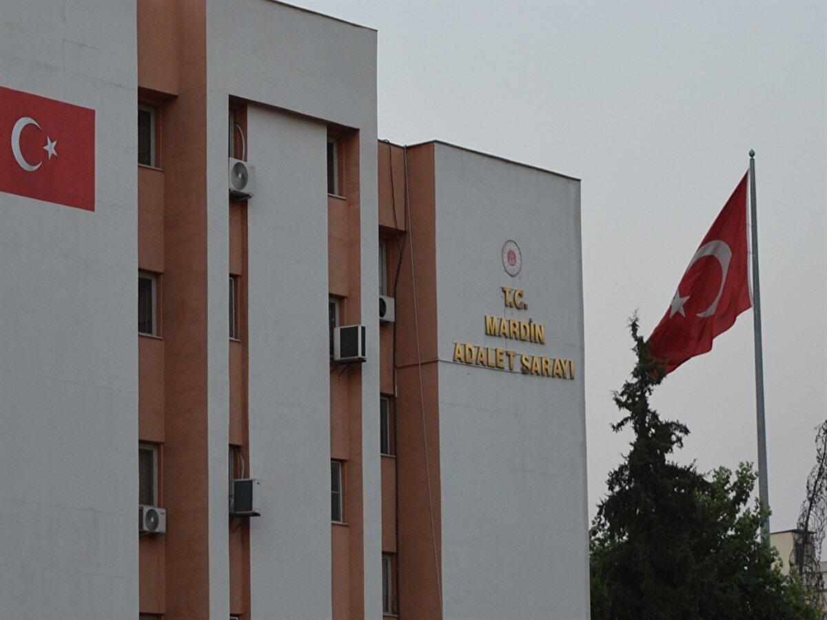 Teklifi kabul eden ve gelen parayı çekerek A.K.’ye veren Marık, yürütülen bir soruşturmada ‘Kişinin, kendisini kamu görevlisi veya banka, sigorta ya da kredi kurumlarının çalışanı olarak tanıtması veya bu kurum ve kuruluşlarla ilişkili olduğunu söylemesi suretiyle dolandırıcılık’ suçundan gözaltına alındı. Ömer Marık, iddiaları reddederken, ifadesinde suçladığı A.K. de gözaltına alındı. Marık, işlemlerinin ardından sevk edildiği adliyede tutuklanarak cezaevine gönderildi. A.K. ise serbest bırakıldı.