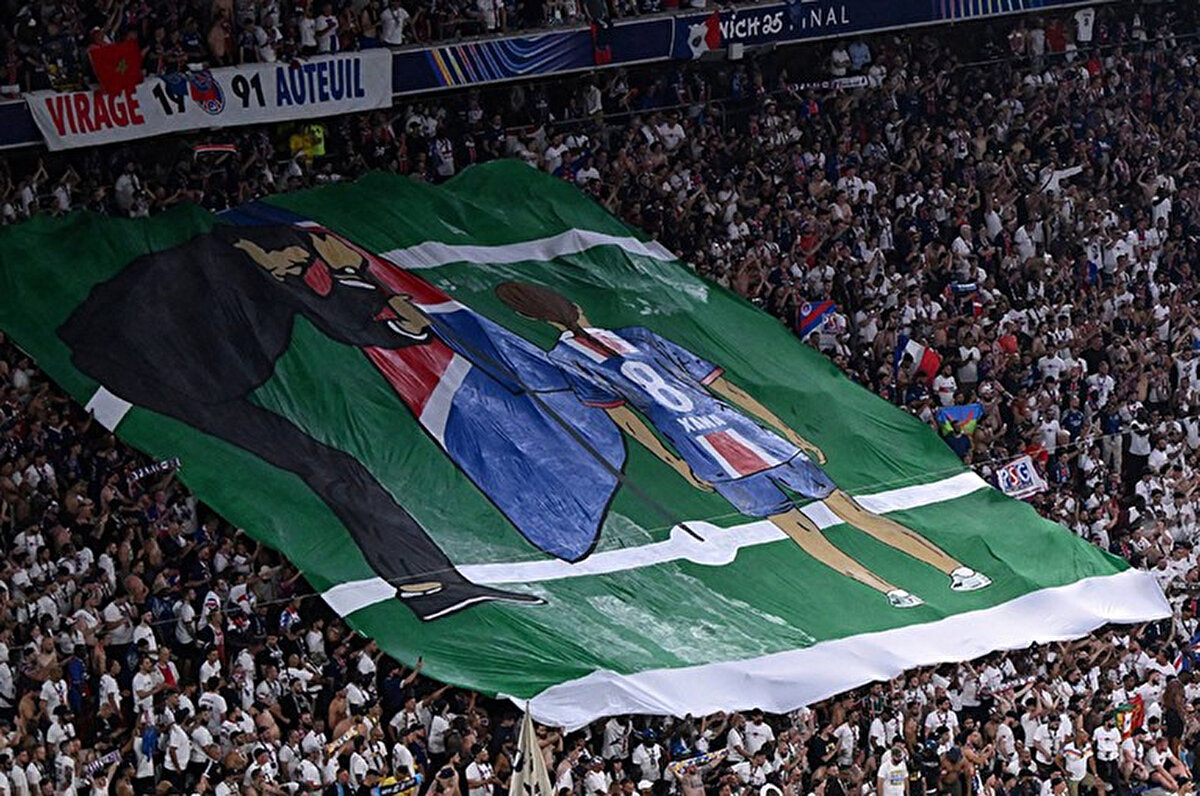 Bu arada PSG'de taraftarları da Luis Enrique'yi ve kızı Xana'yı unutmadı ve onun için bir koreografi hazırladılar. Koreografi sırasında duygu dolu anlar yaşanırken Enrique’nin gözlerinin dolduğu görüldü.<br>