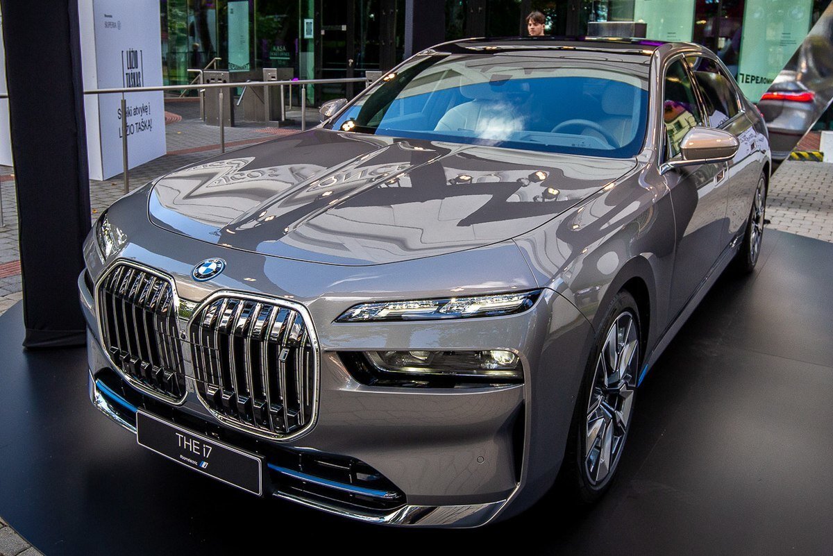 3. BMW 7 Serisi<br>BMW 7 Serisi, lüks segmentte yer alması ve işletme giderlerinin yüksekliği nedeniyle ikinci elde hızlı değer kaybeden modellerden biri oluyor.